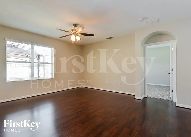 915 Freedom Blvd — Photo 2