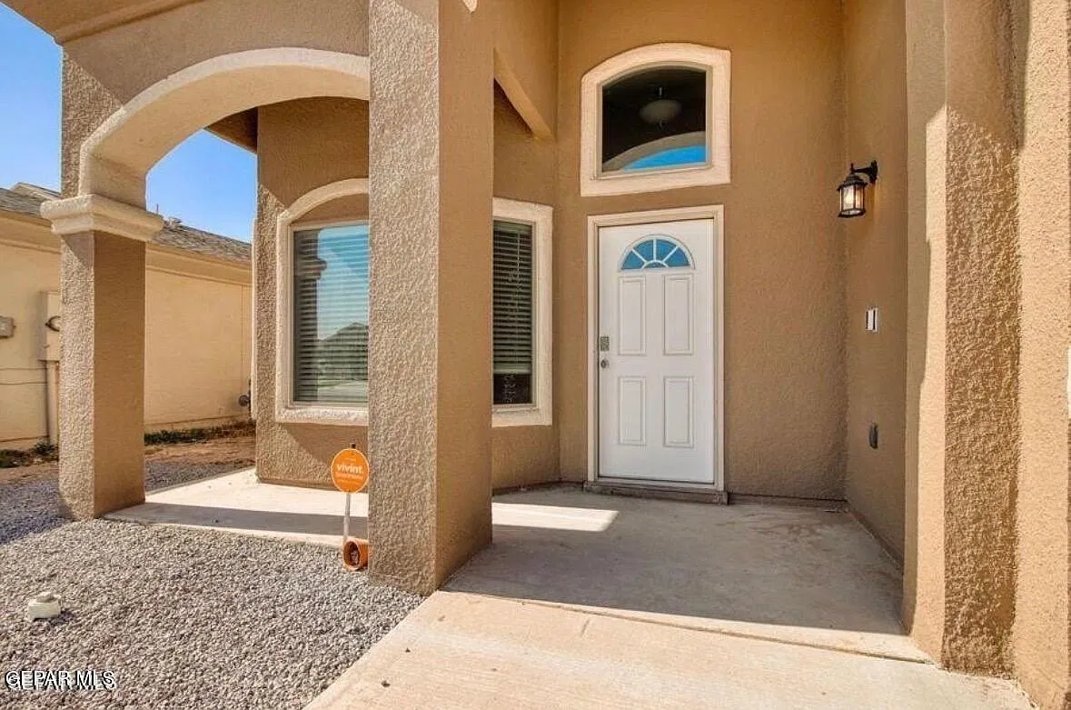 3 bed, 2.5 bath, 1698 sqft, $1,900 — Photo 2