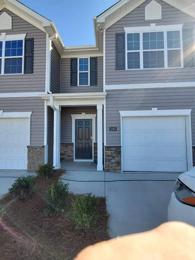 3 bed, 2.5 bath, 1440 sqft, $1,750 — Photo 1