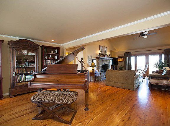 Open floor plan for imaginative seating 