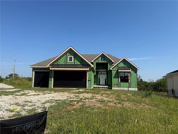 4th image of 18457 Mohawk Ln