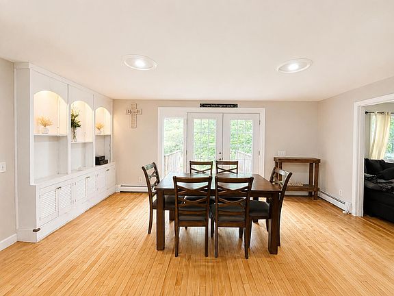 4th image of 11 Eaton Drive