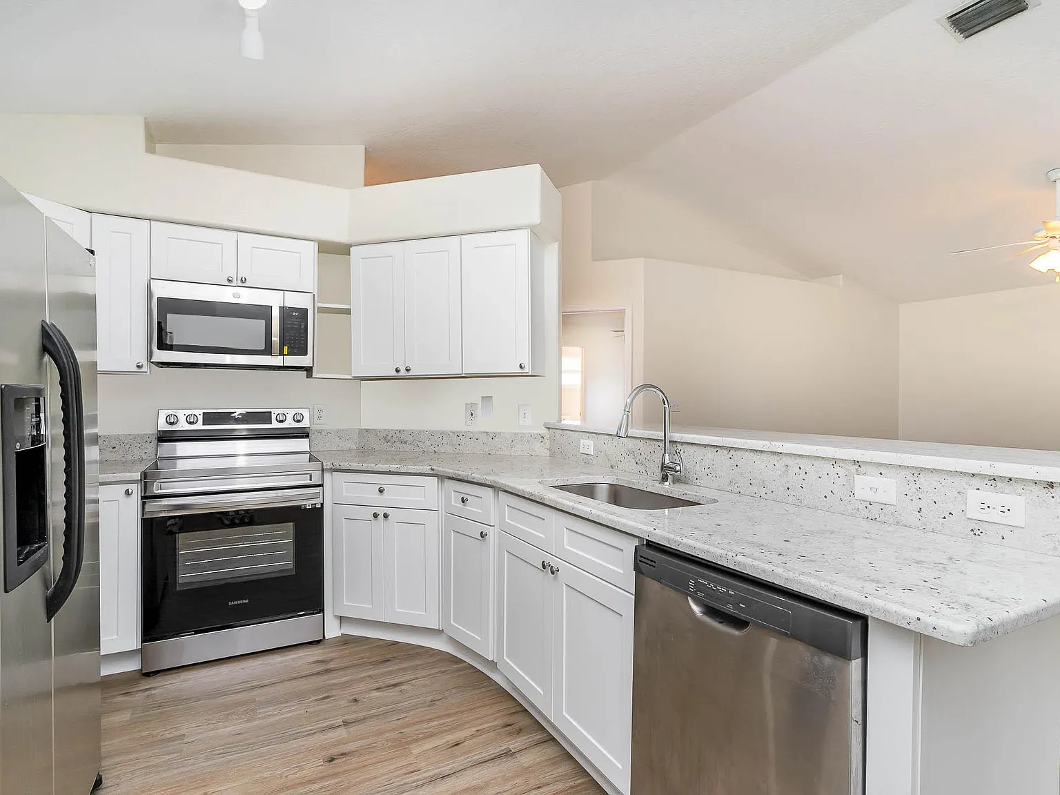 525 Jackson Ave — Photo 2