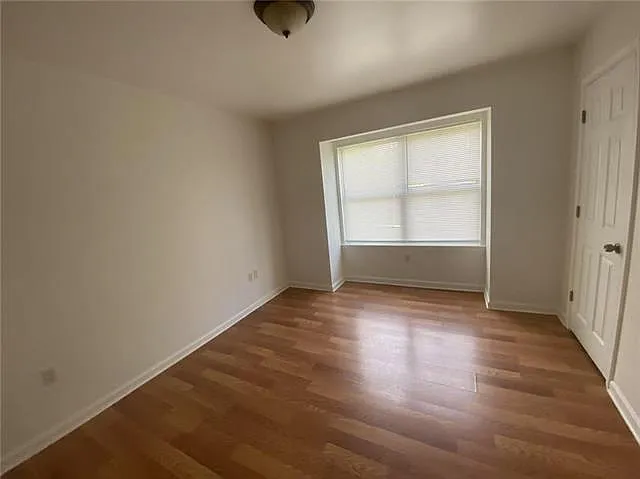 3 bed, 2.0 bath, 1000 sqft, $1,300 — Photo 2