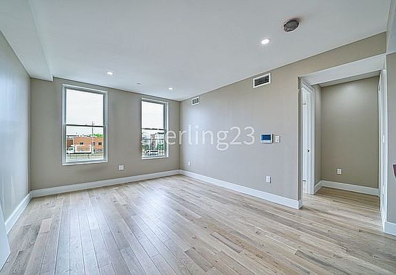 5th image of 26-14 Hoyt Ave S #2F