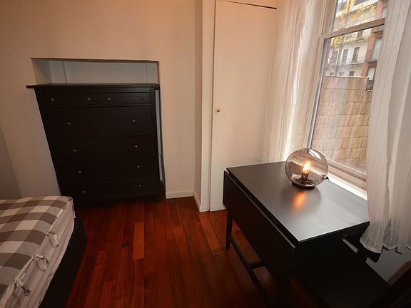 5th image of 320 E 77th St #2R