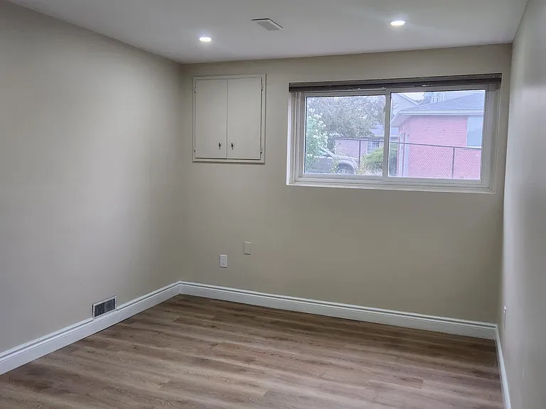 464 Thorndale Dr #BASEMENT — Photo 13