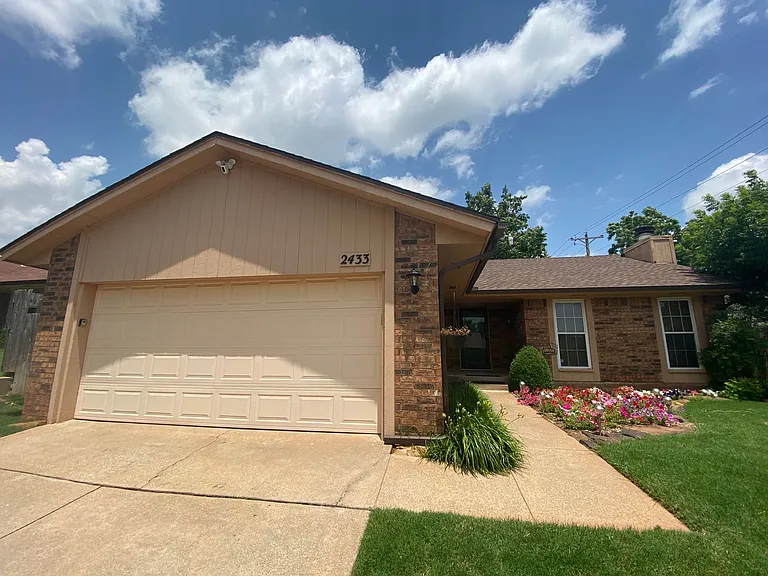 2433 Shady Tree Ln — Photo 1