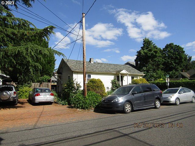 2nd image of 2832 SE 21st Ave