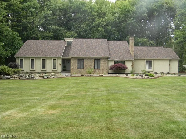 141 Huntington Trl, Cortland, OH 44410