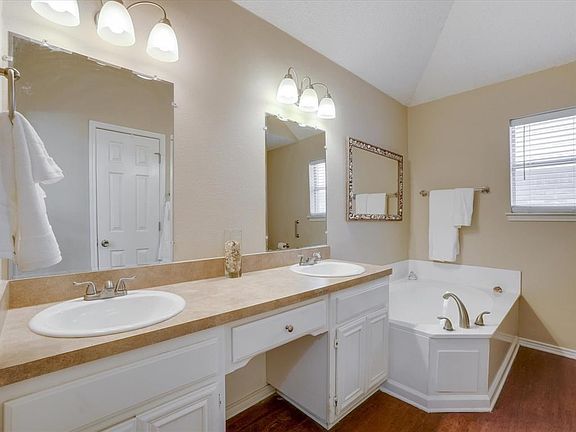 4th image of 821 Chaparral Dr