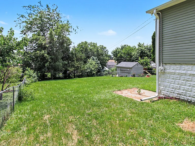 3325 Jefferson St — Photo 15