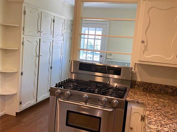 4th image of 655 E Walnut St Floor 2