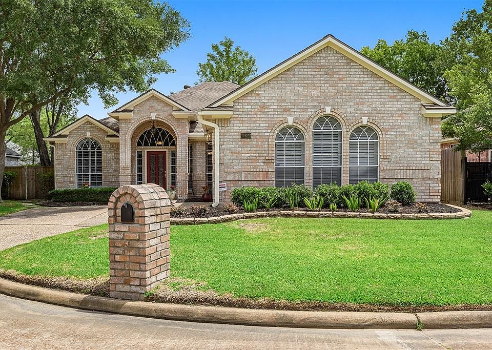 Welcome to your new home on 11622 Vailrun, a well cared for and updated home with well-appointed finishes and fixtures.