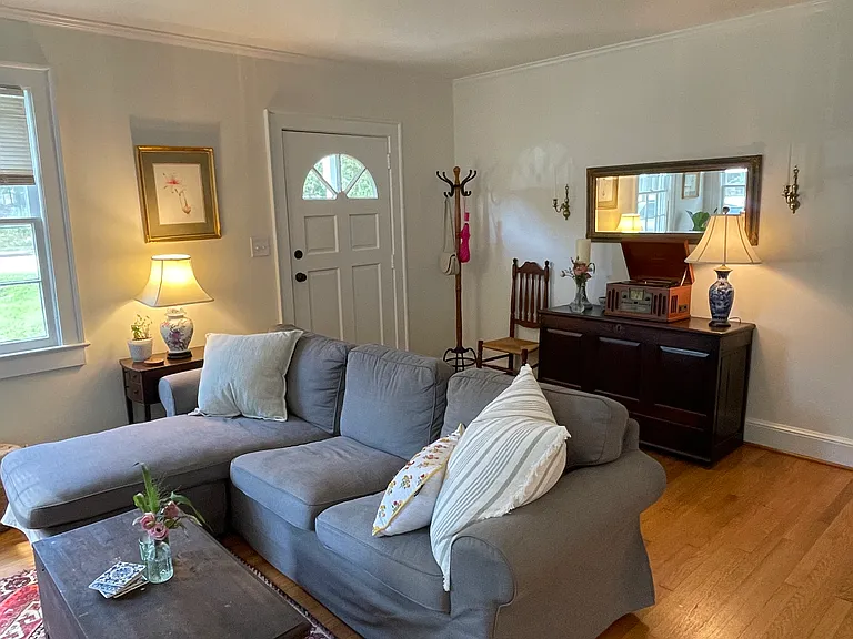 107 W Poplar Ave — Photo 4