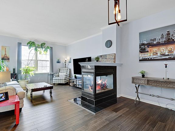 3rd image of 15844 Foster St
