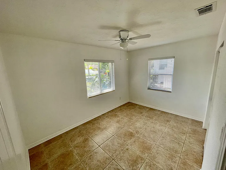 1947 Magnolia St — Photo 10