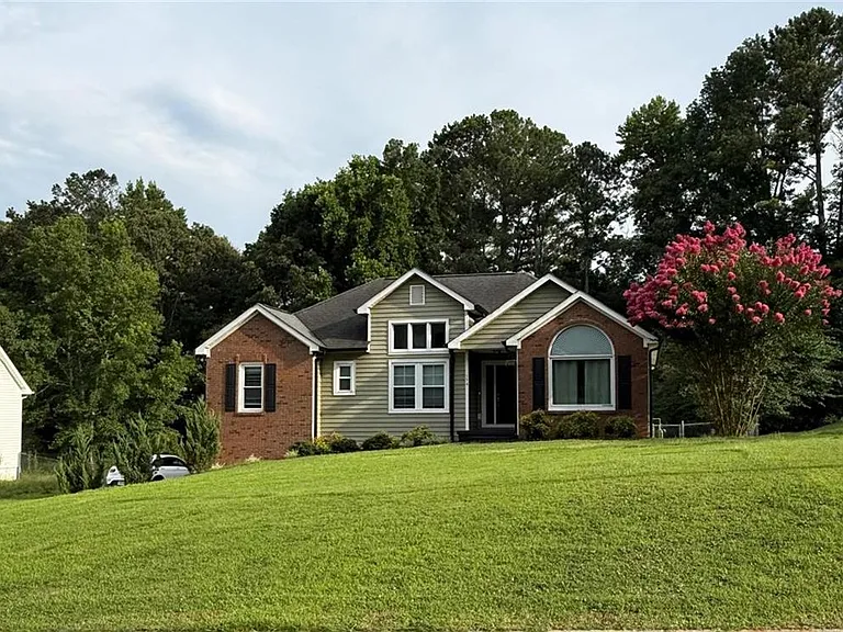 154 Camden Woods Dr — Photo 6