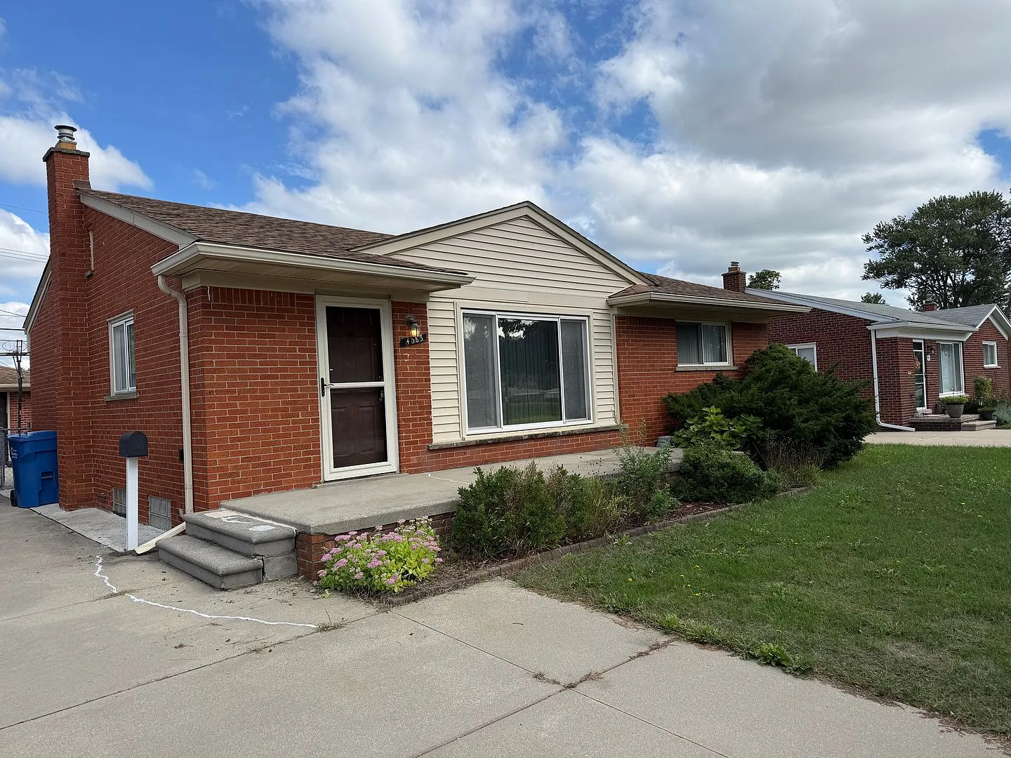 3 Bedroom Ranch/Full Basement - Warren — Photo 2