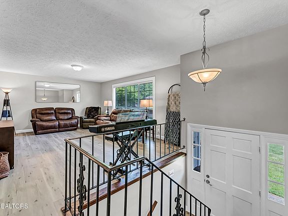 2nd image of 1901 Plumb Creek Cir