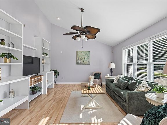 5th image of 807 Brookmeade Ct