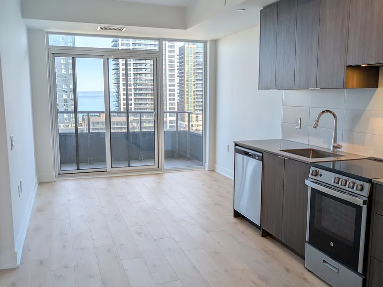 2088 James St #1007 — Photo 5