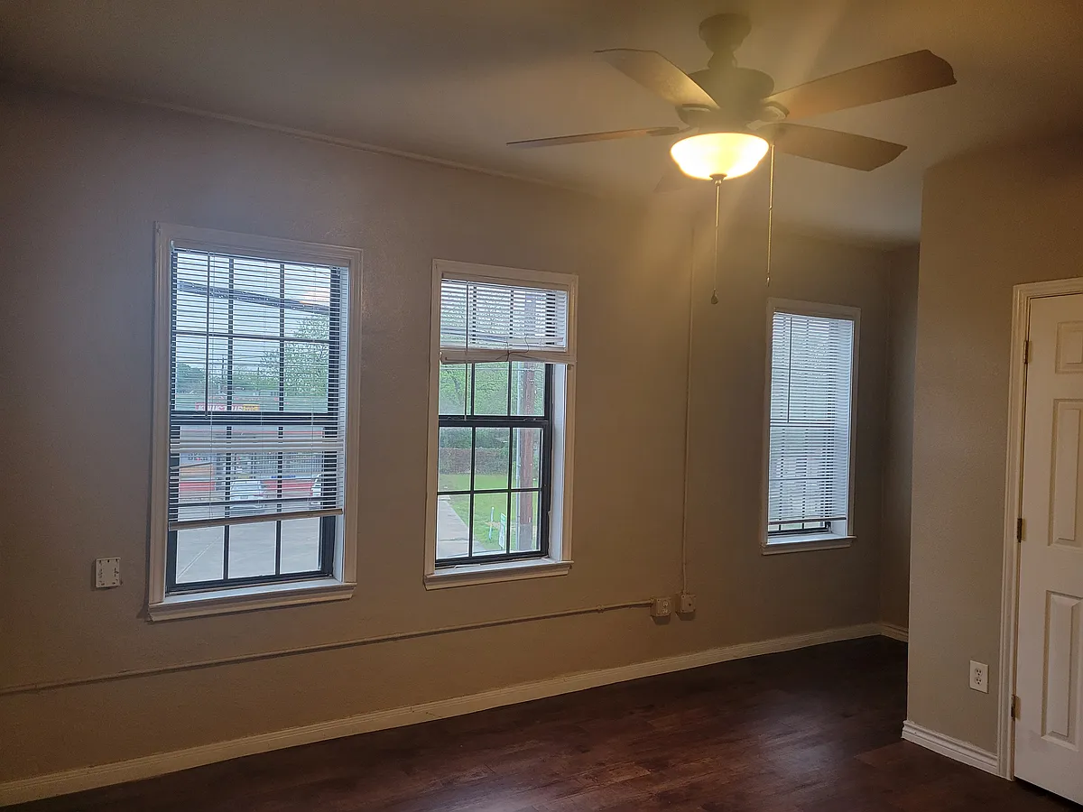 Building Photo - 354 E Southcross Blvd #5