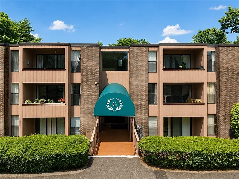 30 Shrewsbury Green Dr #G — Photo 1