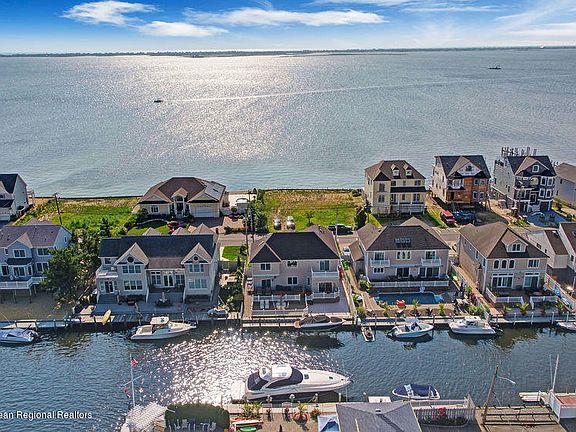2nd image of 616 Bay View Dr