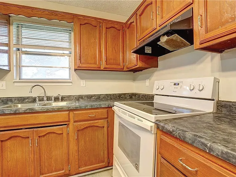 408 NE Lakeview Dr — Photo 5