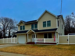 285 Daniel St, Lindenhurst, NY 11757