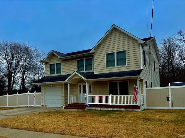 285 Daniel Street, Lindenhurst, NY 11757