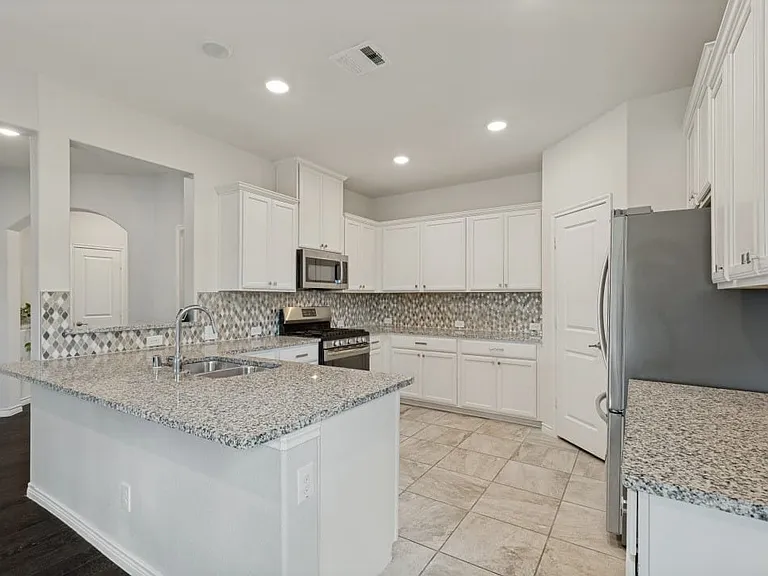 10105 Barstow Way — Photo 6