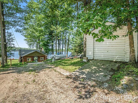 5th image of 15729 Pretty Lake Dr
