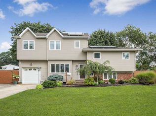 195 W 23rd St, Deer Park, NY 11729