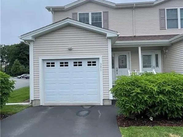 3 Gray Coach Ln APT 301, Cranston, RI 02921