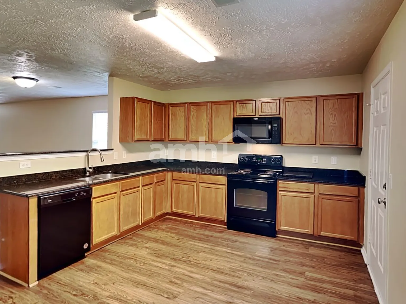 3 bed, 2.0 bath, 1661 sqft, $2,230 — Photo 4