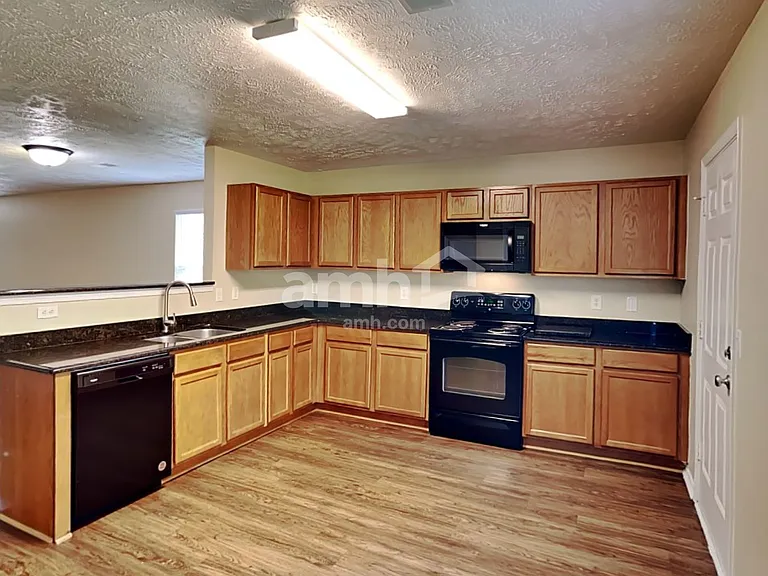 2727 Sutherland Dr — Photo 4