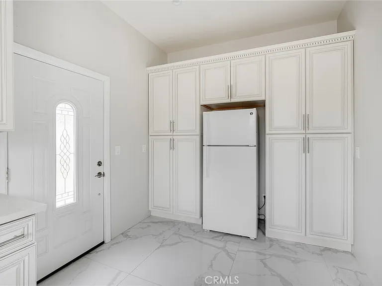 8806 Enfield Ave — Photo 7