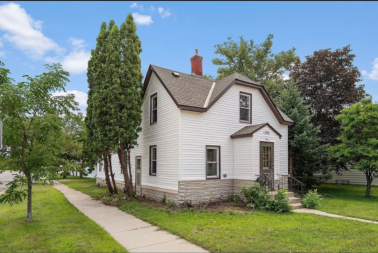 3 bed, 1379 sqft, $1,750 — Photo 1