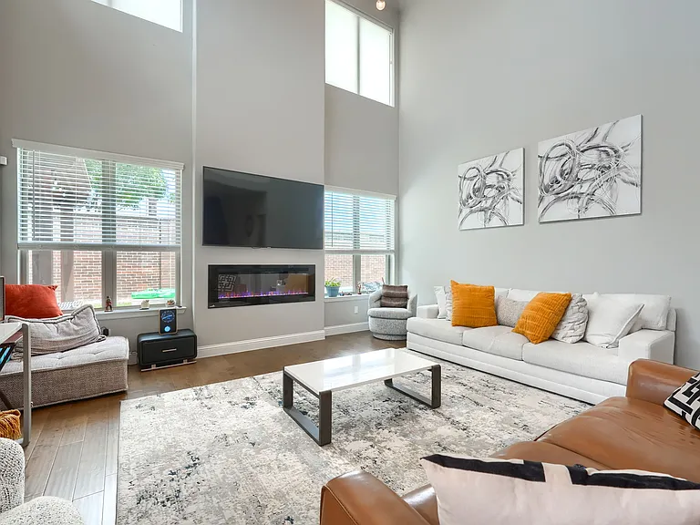 2446 Bainbridge Dr — Photo 3