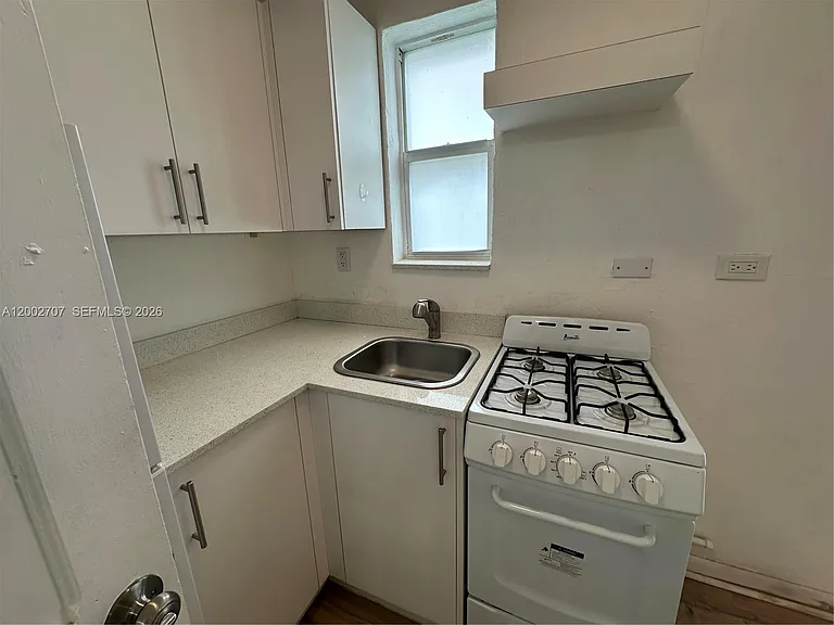 480 SW 10th St #8 — Photo 6