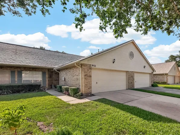 911 Woodfern Glen Ln, Pearland, TX 77584
