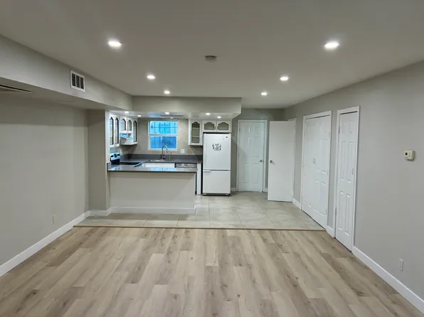1533 Saylor Way, Las Vegas, NV 89108