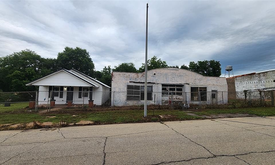 1st image of 724 W Carl Hubbell Blvd
