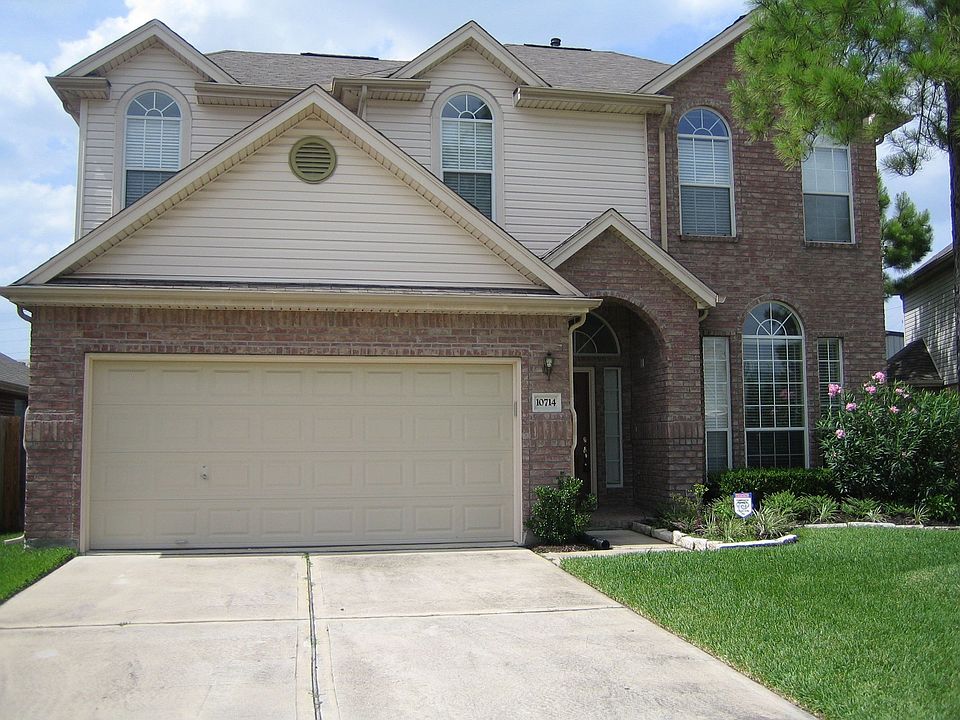 Beautiful 2-story home with great curb appeal