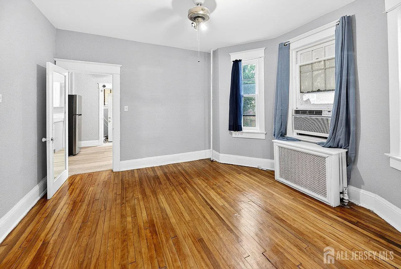4 bed, 1.5 bath, $2,700 — Photo 3