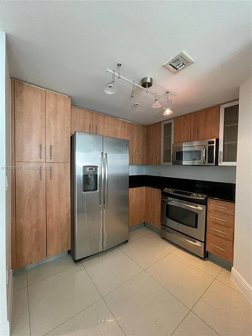 Luxury 2BR/2BA with Stunning Biscayne Bay Views & 5-Star Amenities — Photo 4