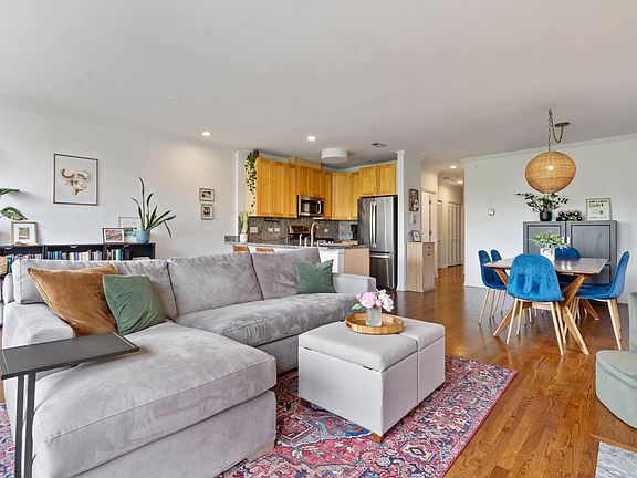 3rd image of 934 W Cuyler Ave APT 3D