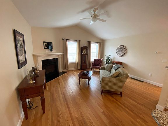 3rd image of 2 Club House Way